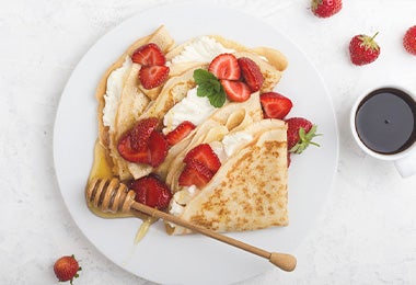 Waffle con fresas, crema, miel y hierbabuena, una comida con calorías que podés consumir