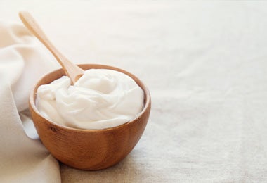 Bowl con yogur griego natural, ingrediente clave del Tzatziki