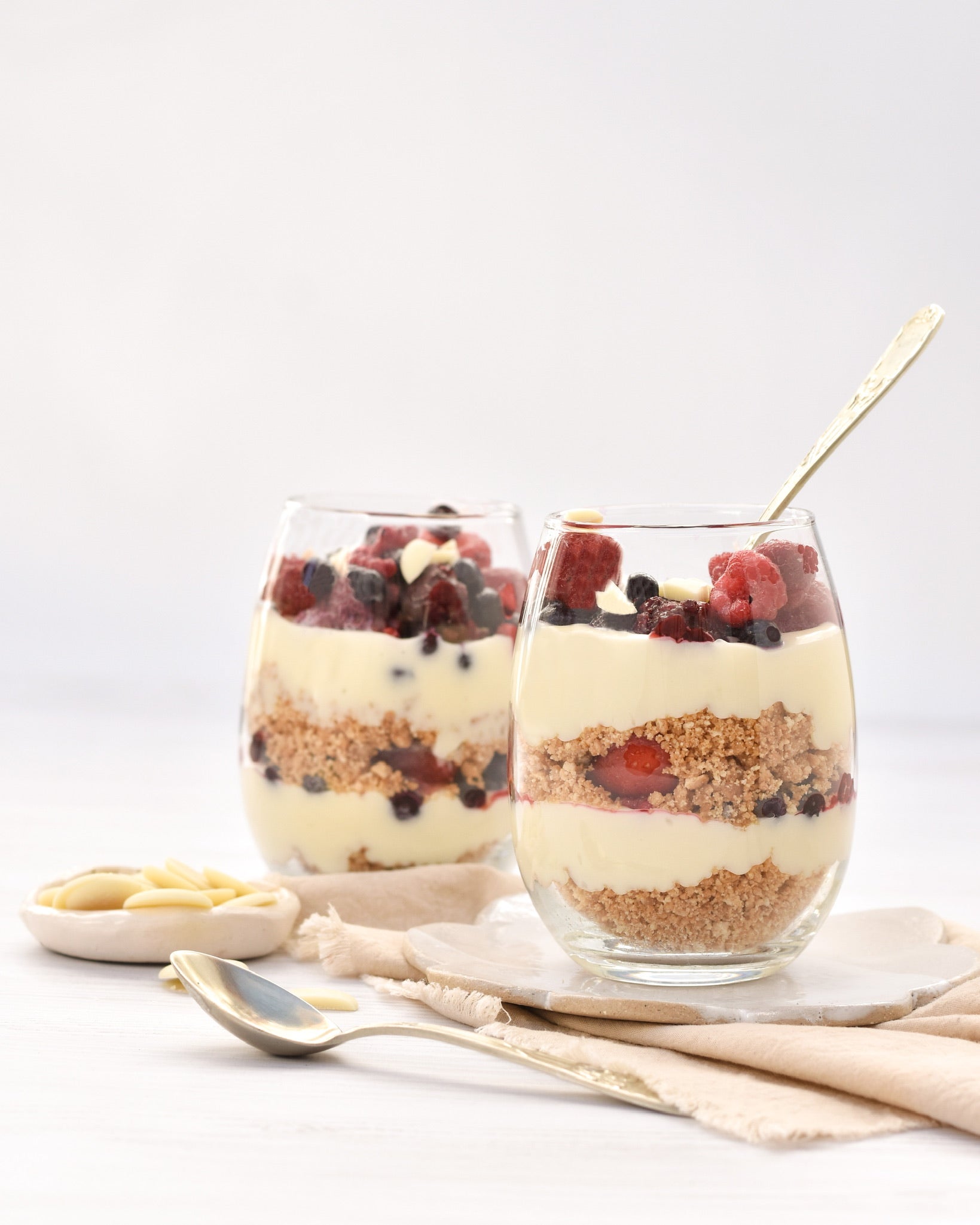 Postre en vasitos, con Chocolate blanco y frutos rojos By María Nazareth