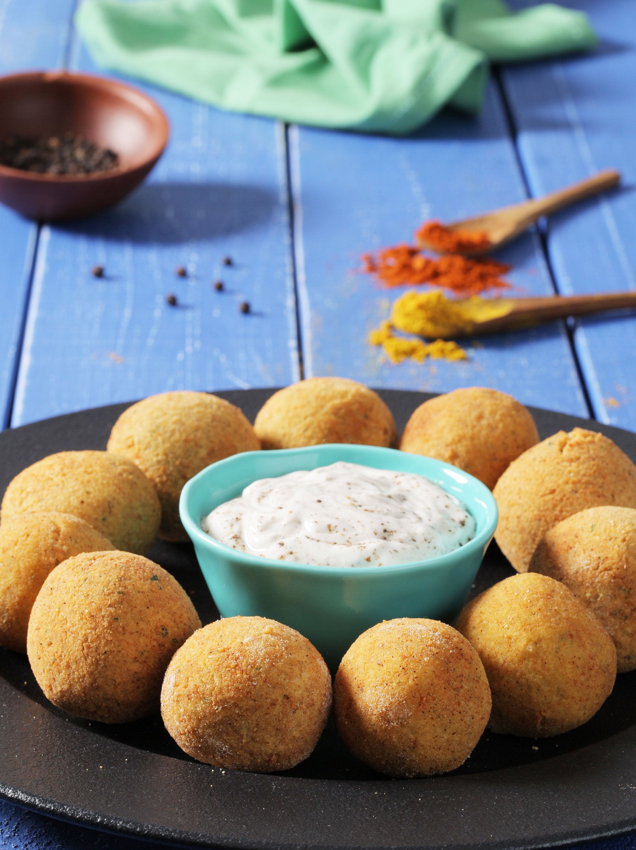 Falafel con salsa de yogurt al ajo