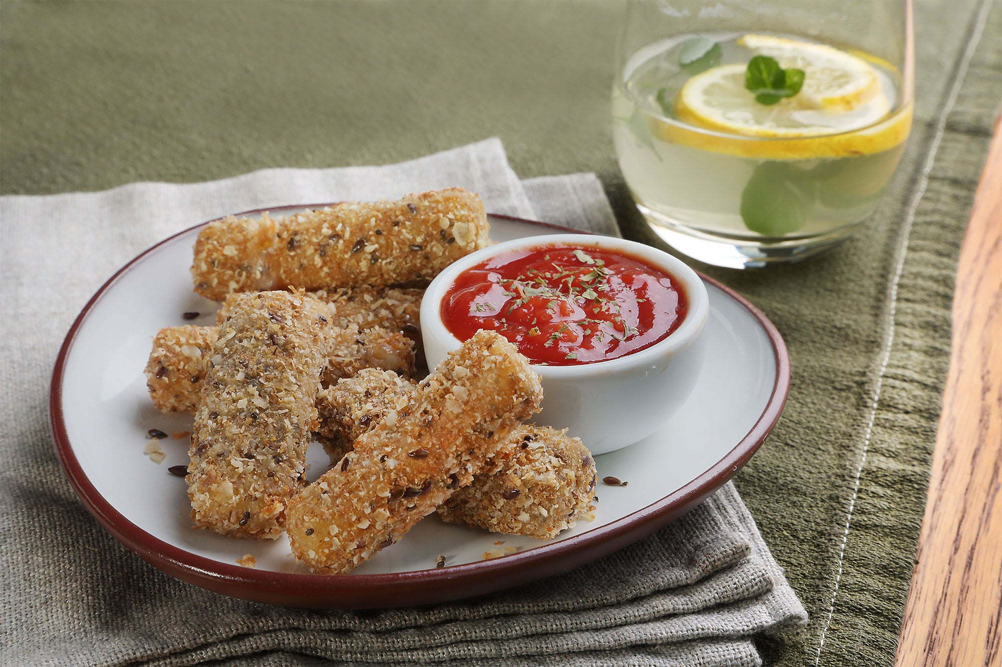 Bastoncitos de mozzarella con dip de tomate