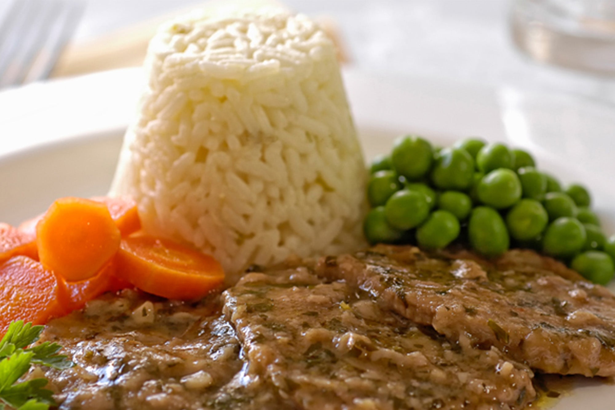 Escalopes al Marsala con Verduras y Arroz