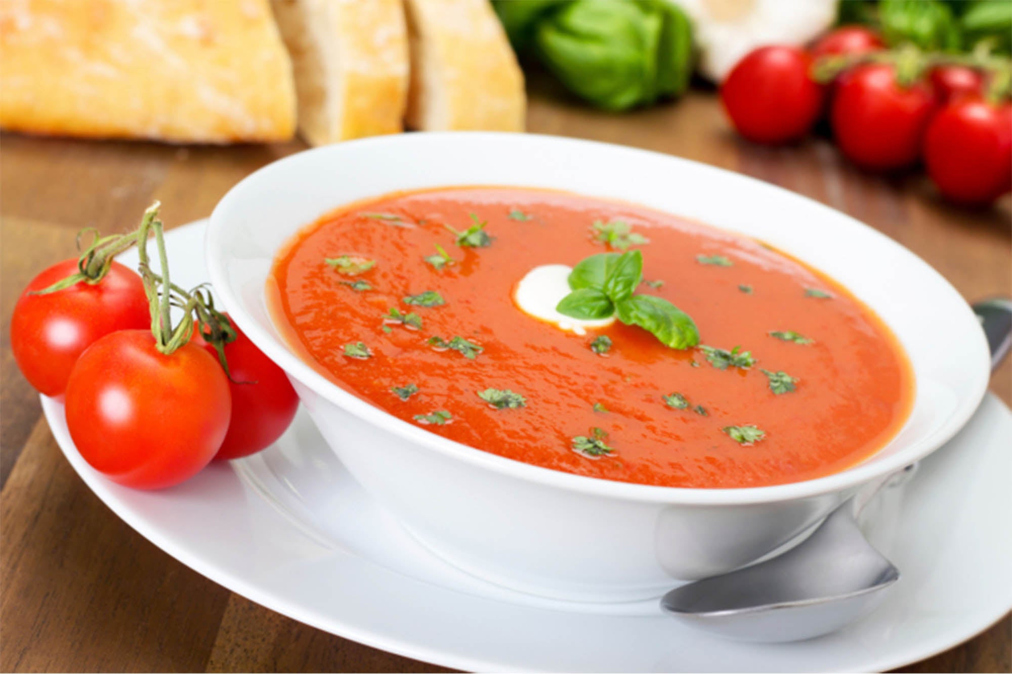 Sopa de tomate y albahaca