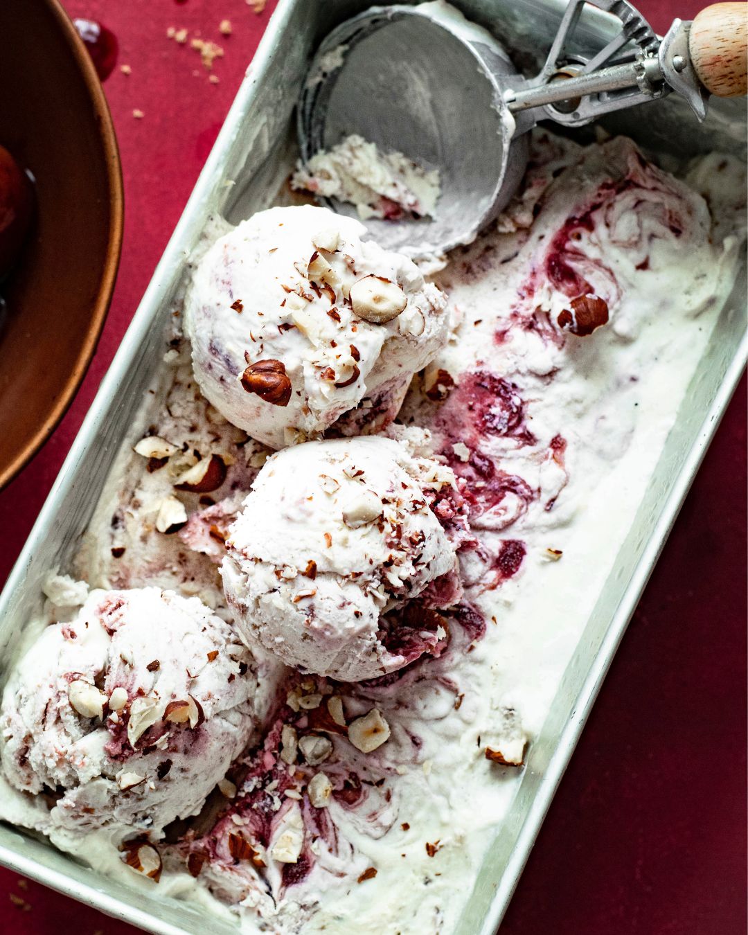 Helado de vainilla y frutos rojos