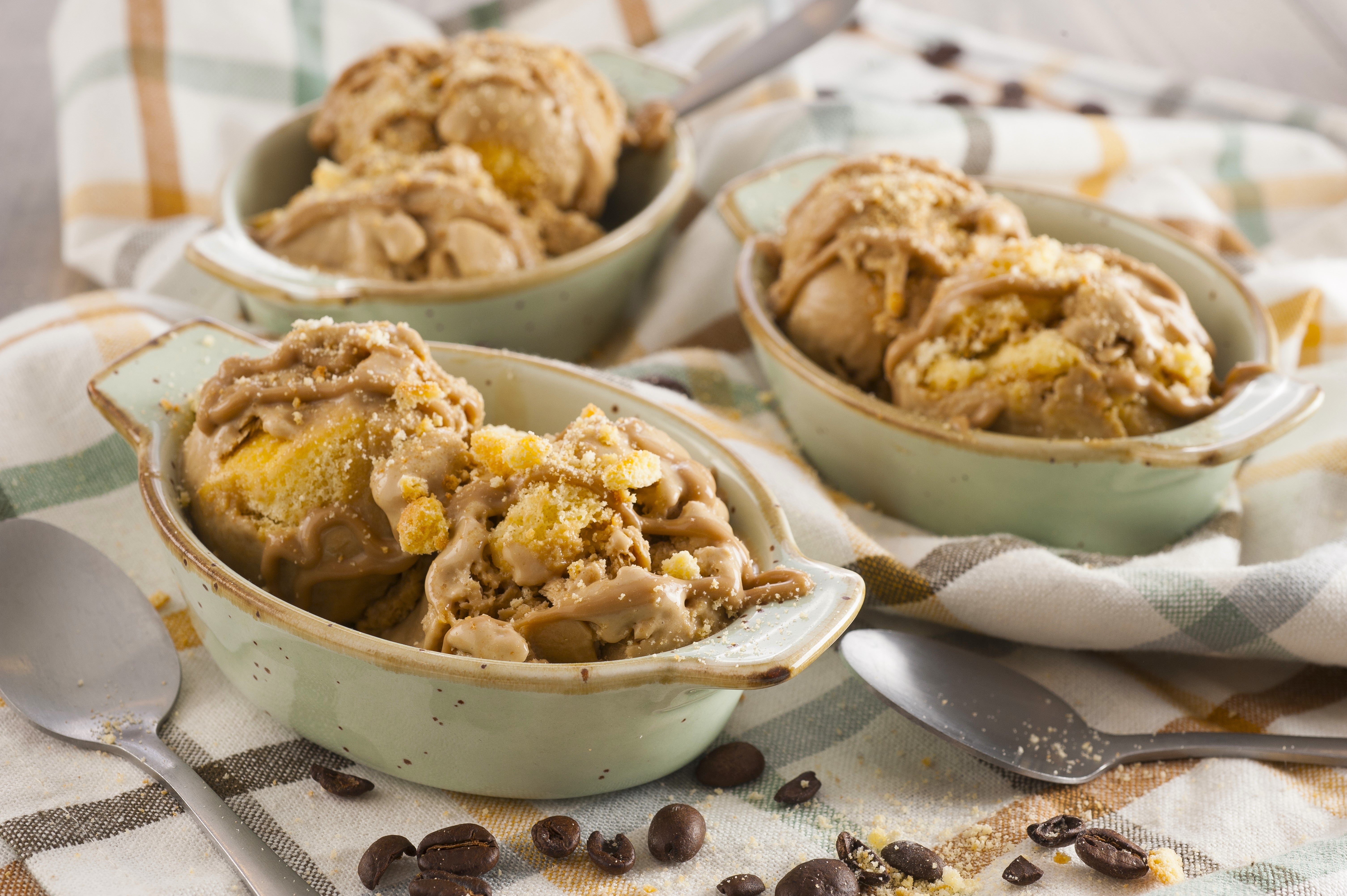 Helado de café con galletas y salsa