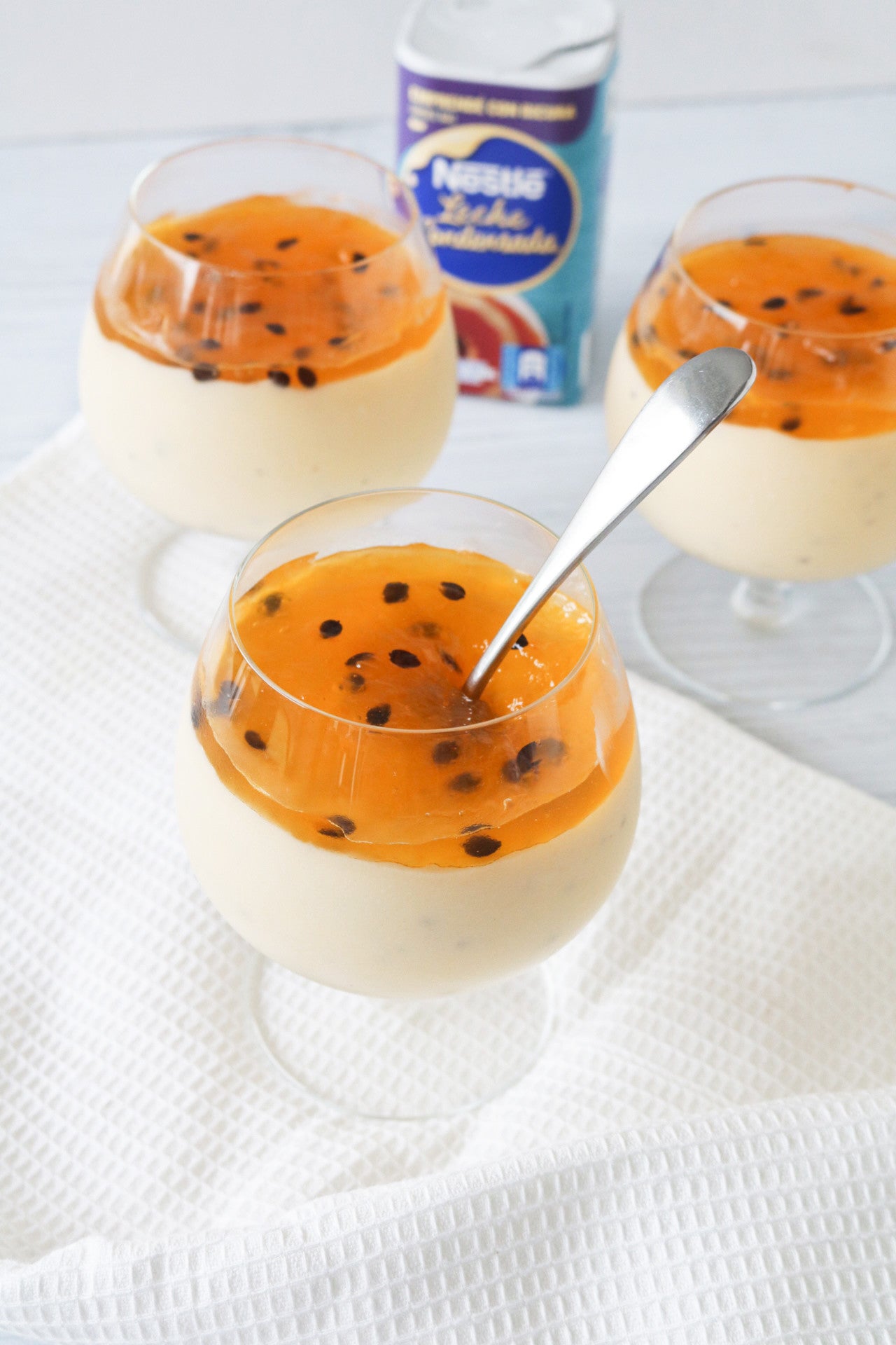 Mousse de maracuyá en copas by Tati Villafañe