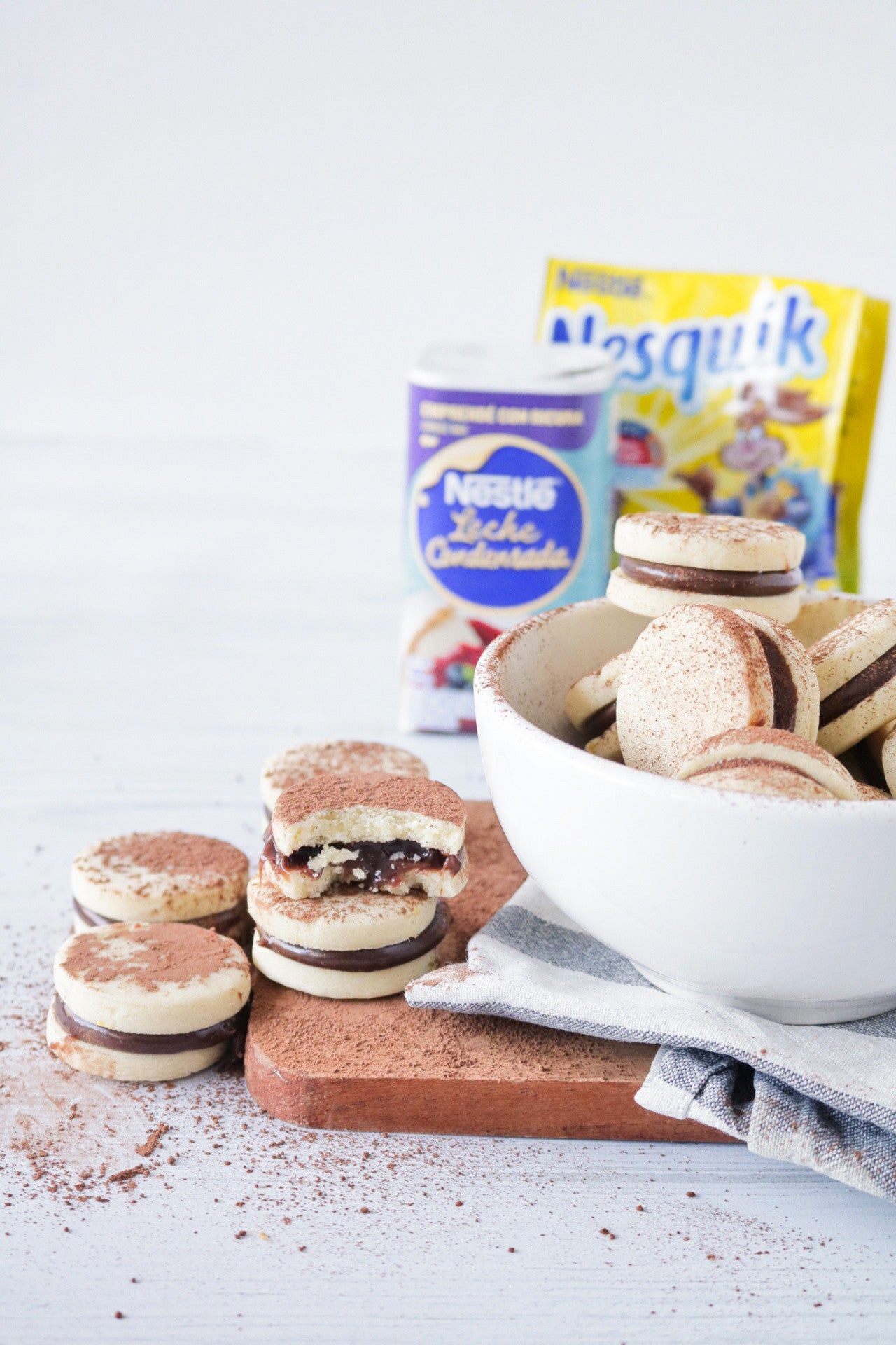 Mini Alfajorcitos de Leche Condensada y Nesquik by Tati Villafañe