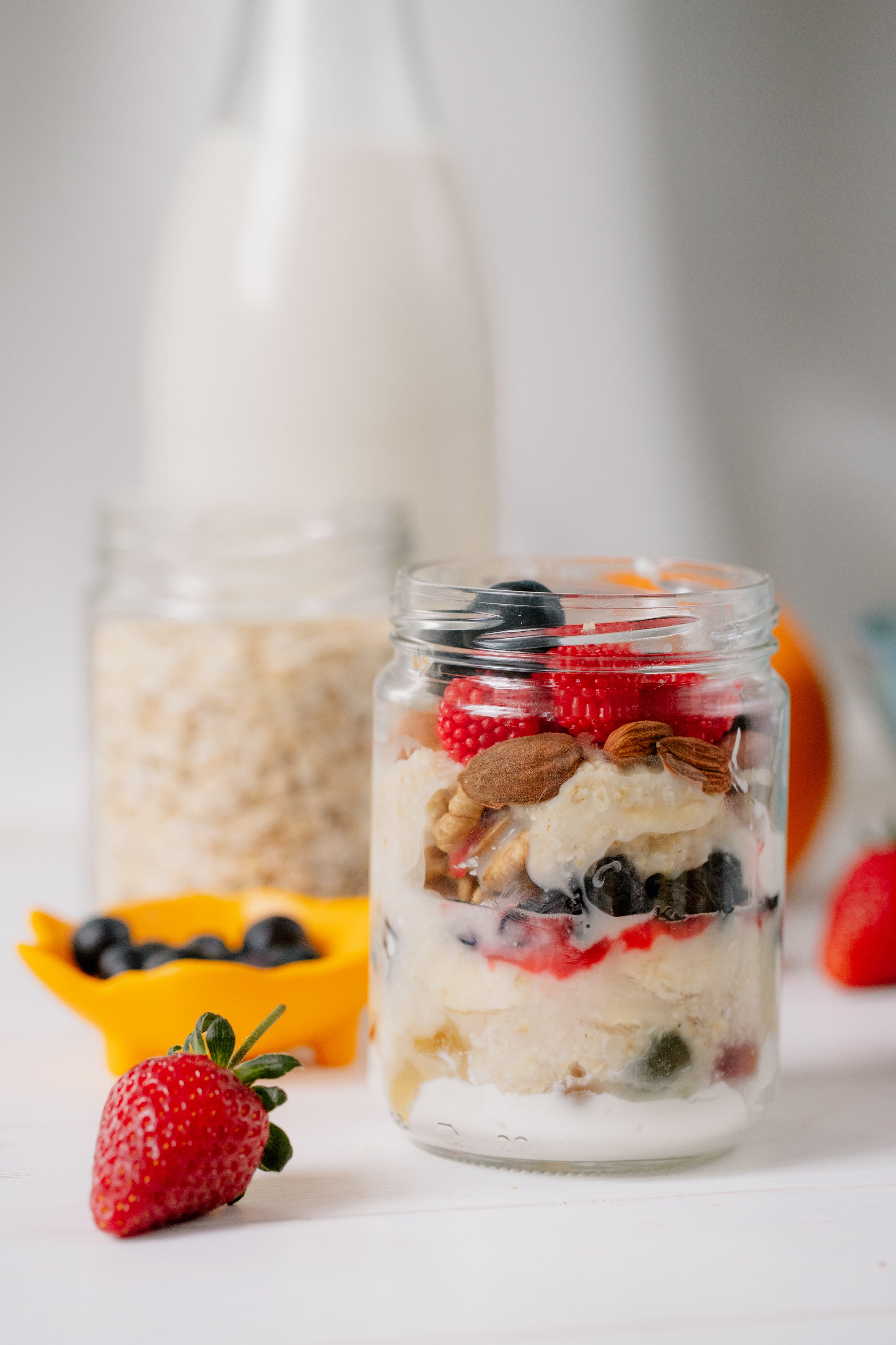 Yogur con Granola, Frutos Rojos y Leche Condensada