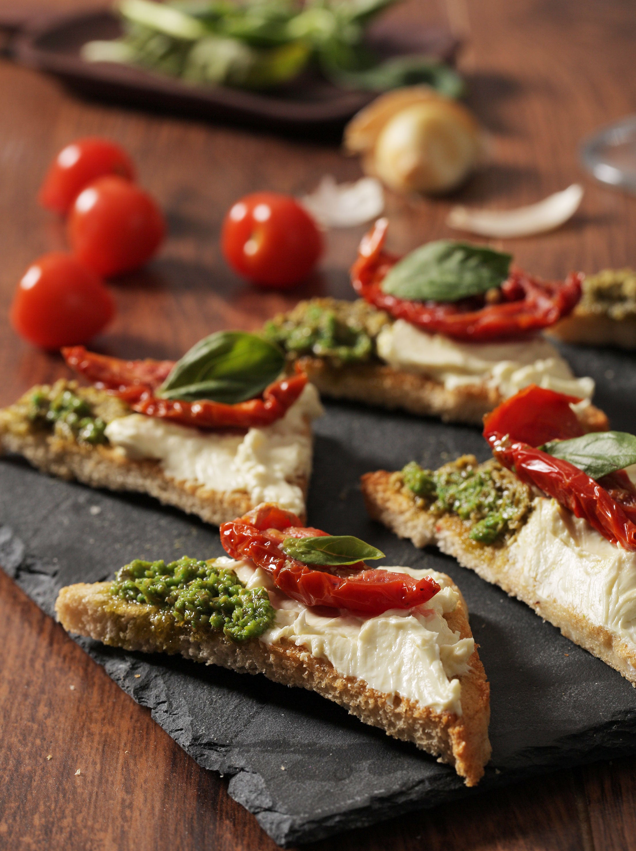Crostinis con Queso Crema, Tomates y Pesto Recetas Nestlé