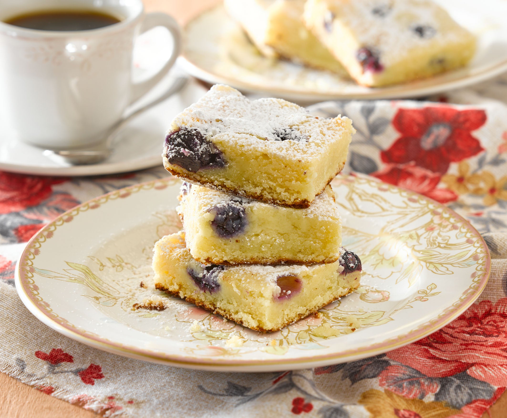 Brownie Blanco con Arándanos
