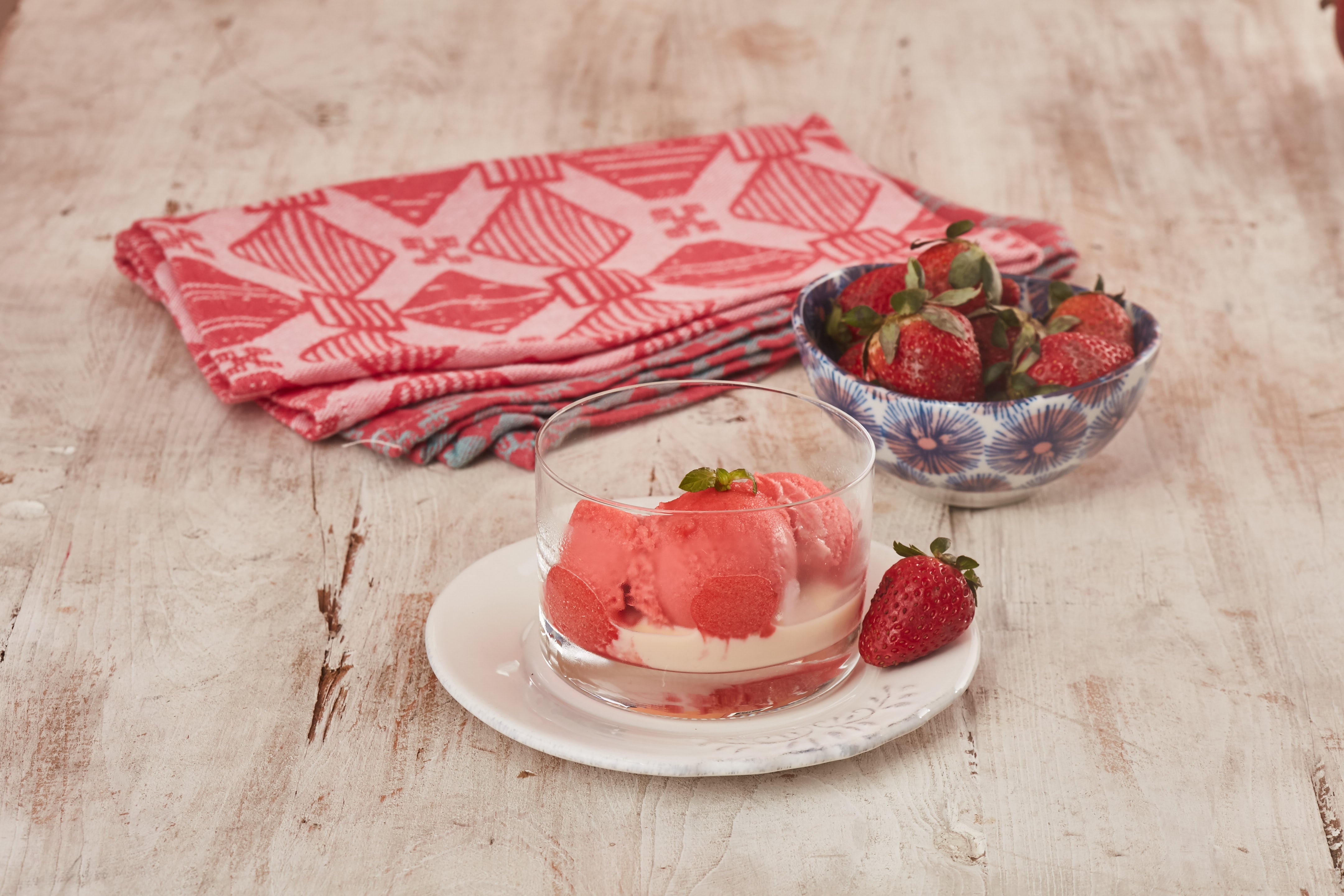 Helado de Frutilla con Salsa de Vainilla