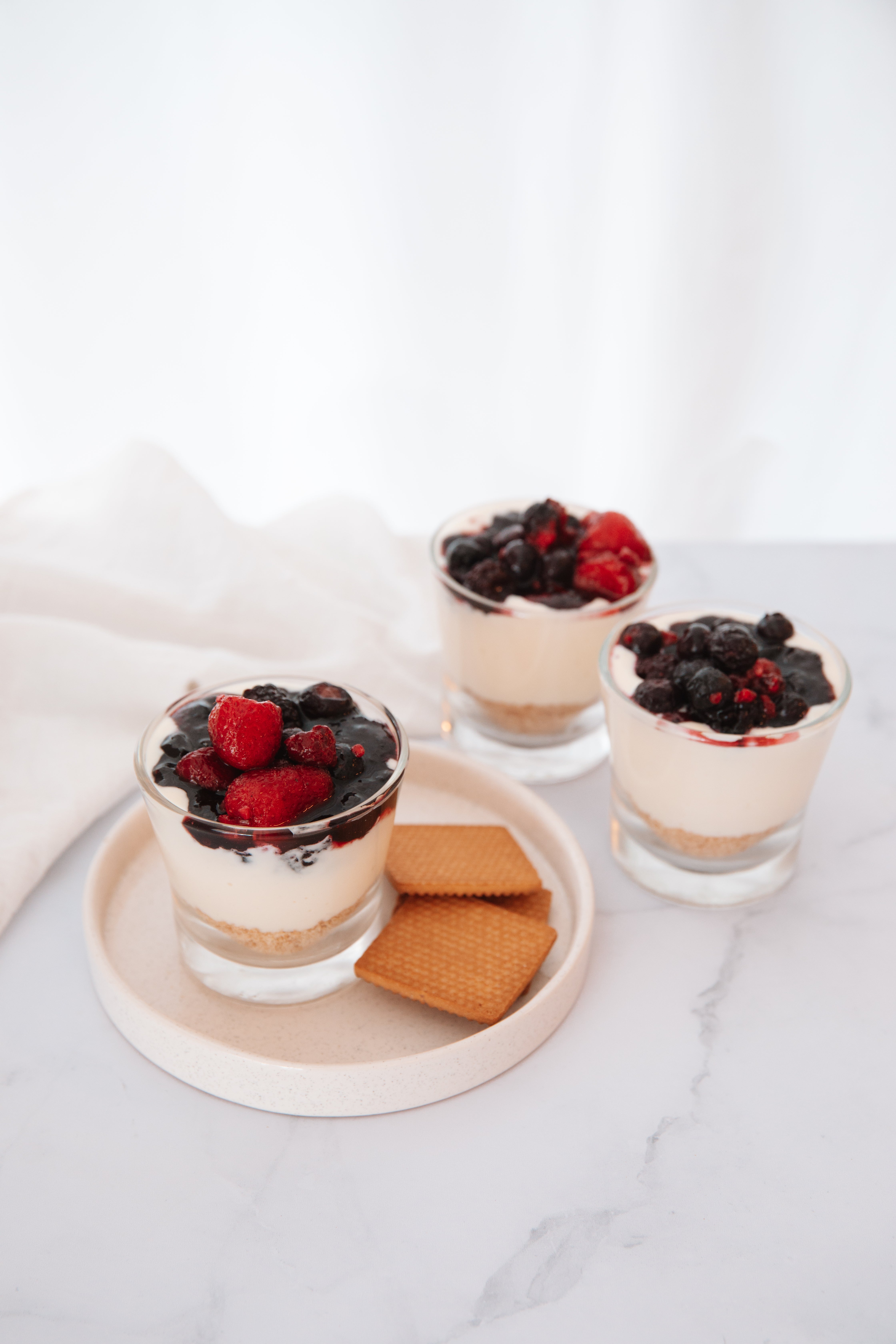 Postre en vasito con frutos rojos y leche condensada
