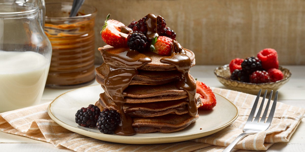 Hotcakes de cacao y salsa de chocolate