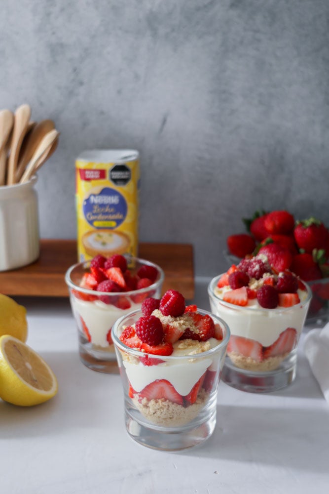Vasitos de Frutillas con Nestlé Leche Condensada Limón
