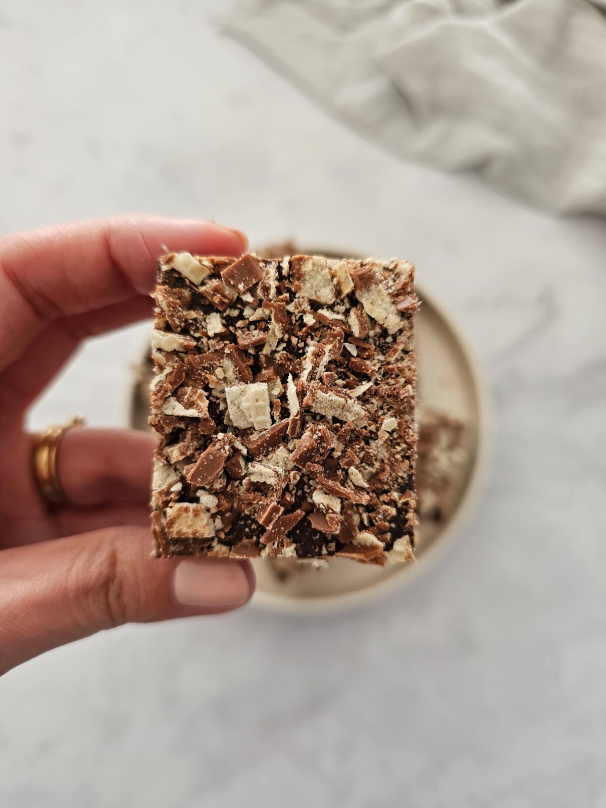 Cuadrados de chocolate sin cocción y Kitkat