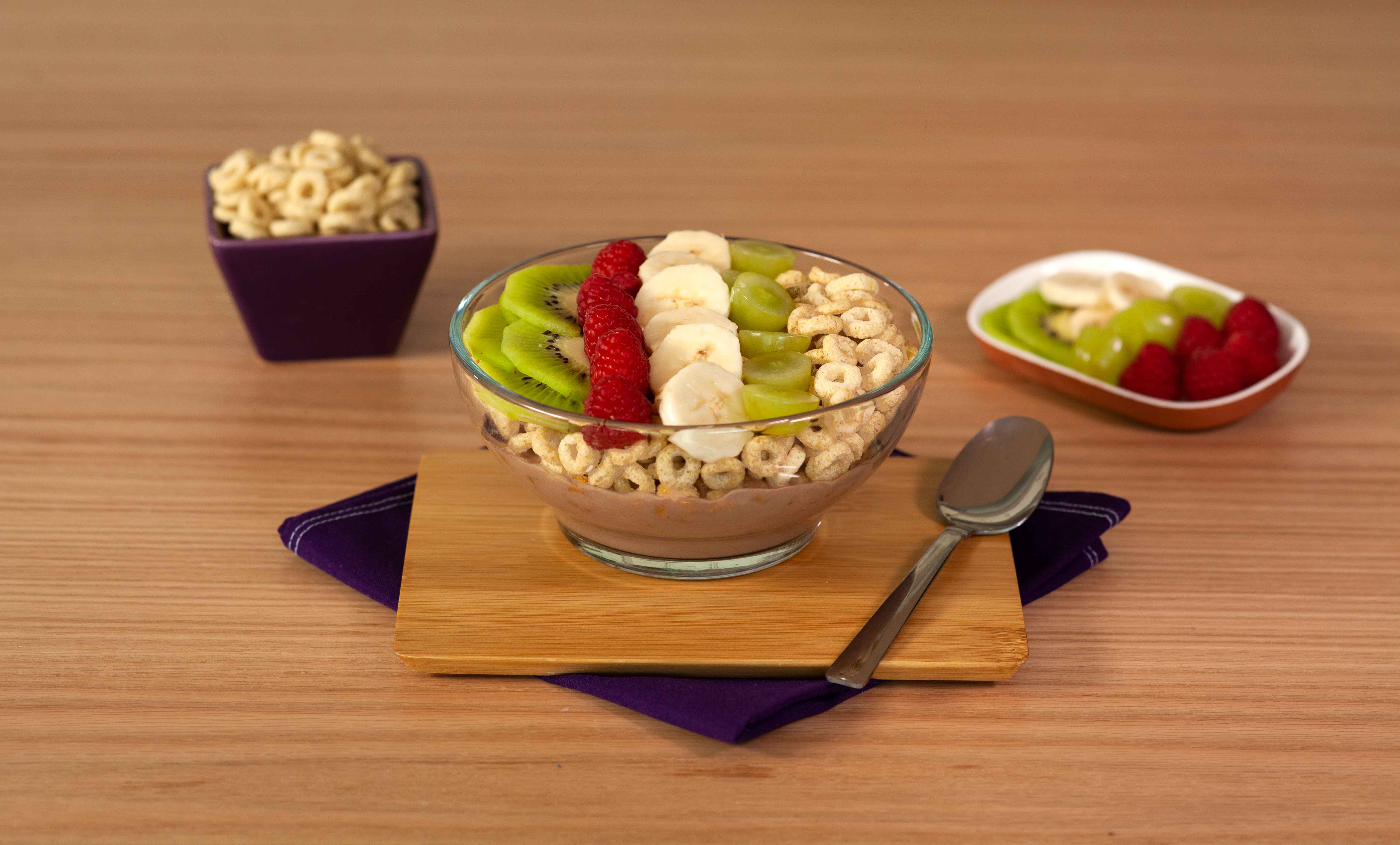 Bowl de cacao con fruta y cereal
