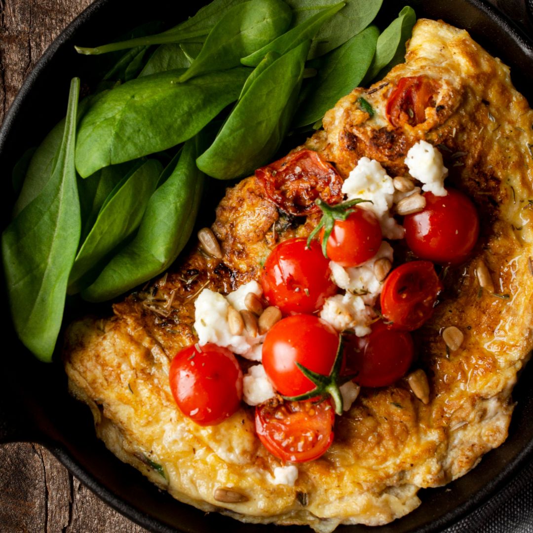 Omelette de queso, albaca y tomate
