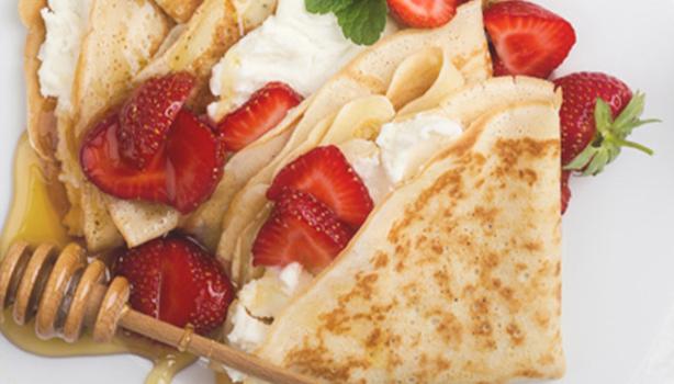 Desayuno crepe con frutillas y miel 