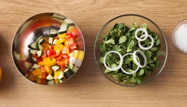 Varios ingredientes para armar una ensalada balanceada 