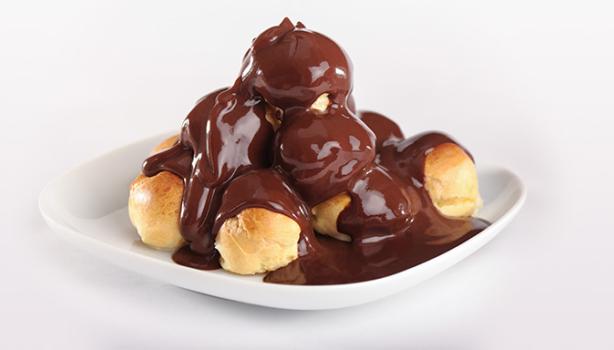 Profiteroles con salsa casera de chocolate 