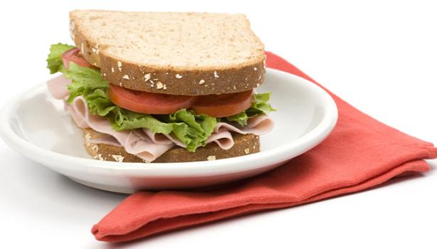 Un sándwich clásico de jamón, lechuga y tomate, uno de los snacks saludables más populares 