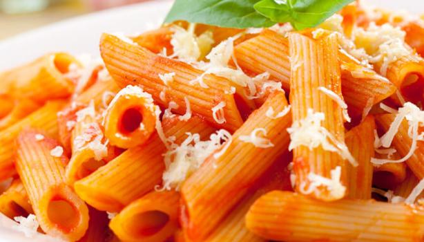 Una pasta con queso parmesano para una cena romántica.