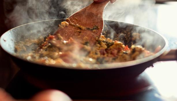 Cocinar en sartén y quitar grasa de la cocina 