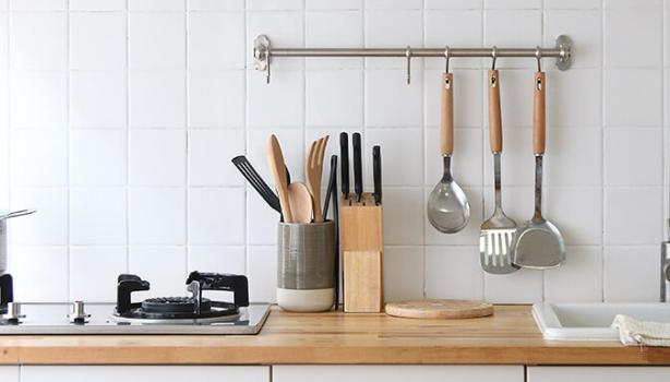 Cocina organizada con porta utensilios 