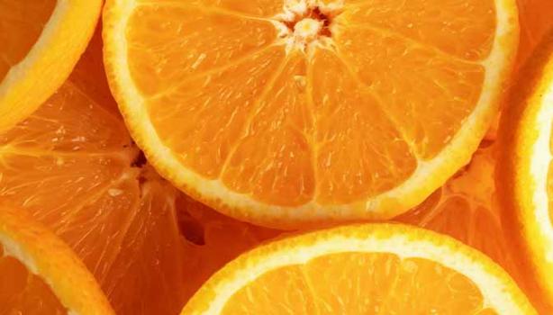  Rodajas de naranja, un alimento agrio o ácido, con una cáscara amarga. 