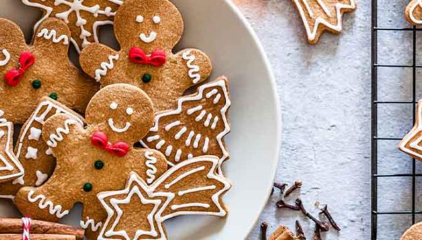 Galletitas navideñas en formas de estrellas, árboles y muñecos. 