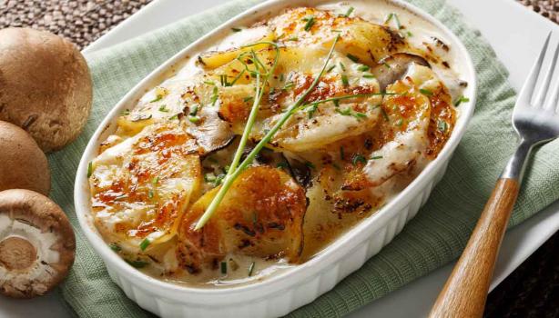 Una forma deliciosa de cocinar papas es gratinadas y al horno. 