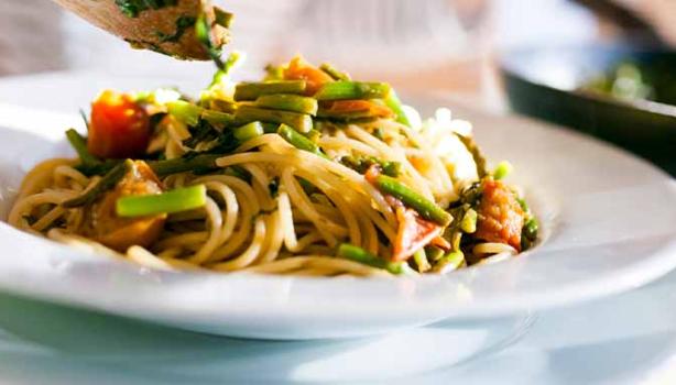 Una pasta italiana acompañada de verduras