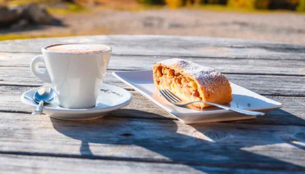 Un strudel de manzana con café.