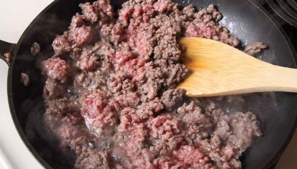 Hay muchas recetas populares con carne molida, como albóndigas o salsa boloñesa.