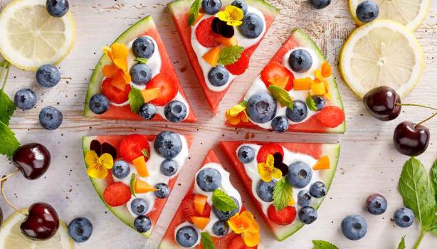 Pizza de frutas con arándanos, también conocidos como moras azules, y sandía.