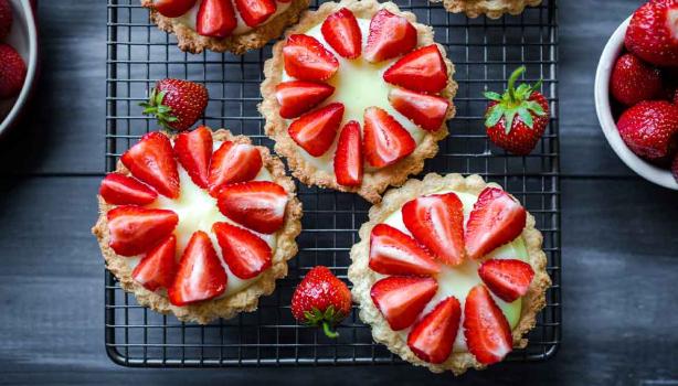 Tartaletas de frutillas con crema pastelera.