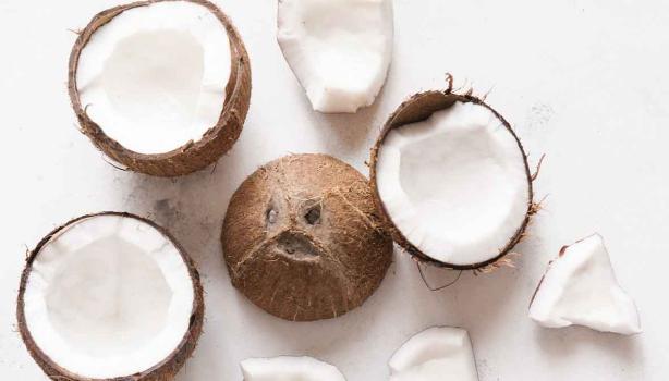 El coco tiene la pulpa blanca y agua en su interior.