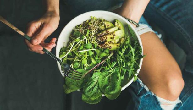 Plato de ensalada con variedad de verduras verdes  