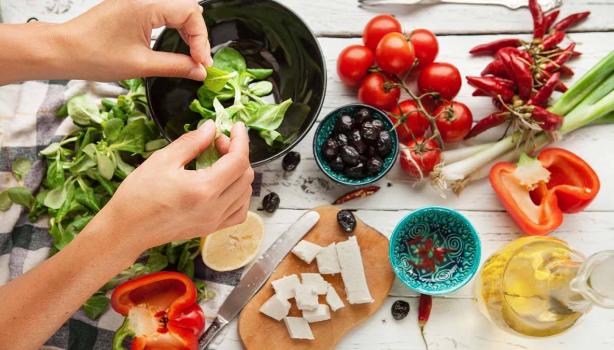 Aceite de oliva, queso, frutas cítricas y tomates para una ensalada griega, una comida mediterránea