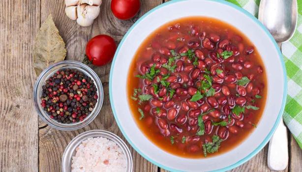 Plato con porotos, uno de los alimentos enlatados más comunes.