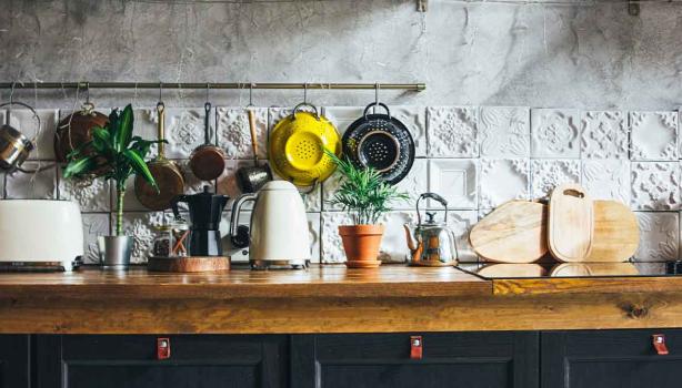 Utensilios y electrodomésticos en encimera de cocina ecológica