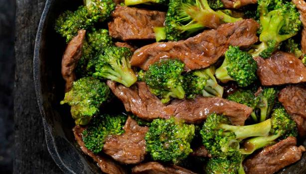 Plato de una receta de brócoli con carne.
