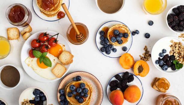 Mesa con diferentes platos en desayuno del Día del Padre 