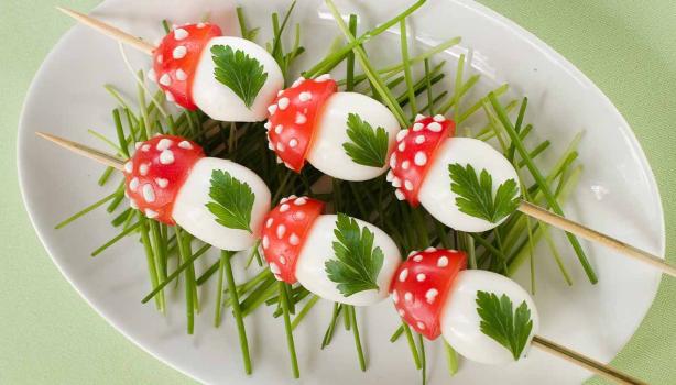  Plato con receta de pinchos de huevos de codorniz