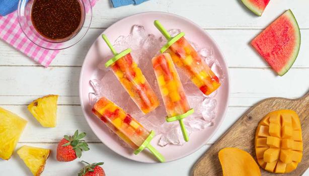 Paletas de hielo con trozos de fruta