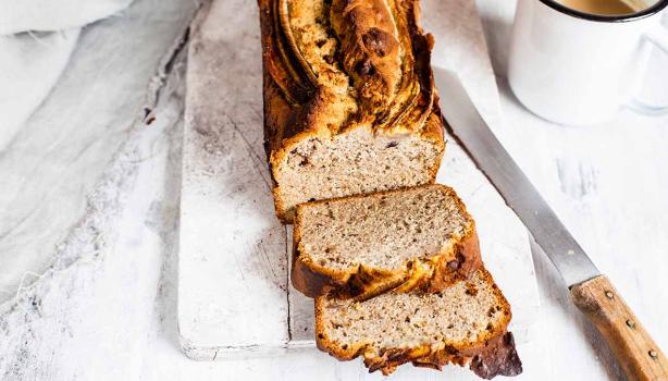 Babka de chocolate entero y rebanada