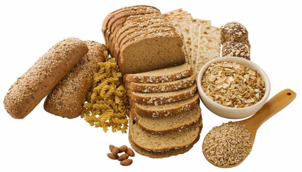 Diferentes tipos de pan integral casero con granos y cereales