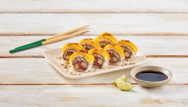 Sushi con kanikama, salsa de soja y palitos chinos