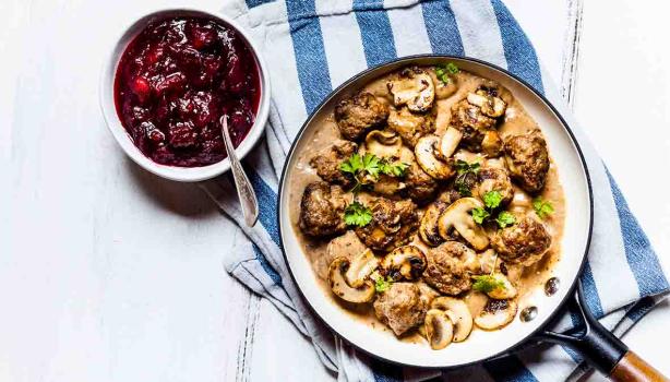 Carne en salsa de champiñones y perejil en una sartén