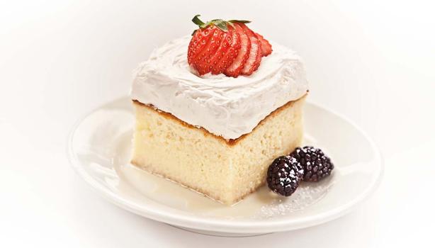 Torta tres leches con merengue, frutillas y moras.